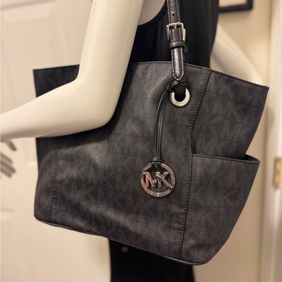 Michael Kors Elegant Black Handbag. Sides packets with a log in the front - Picture 14 of 14